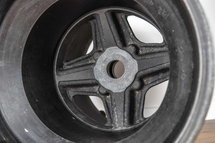 1970s Lotus 72 / 76 "JPS" magnesium wheel Formula 1 - Image 2