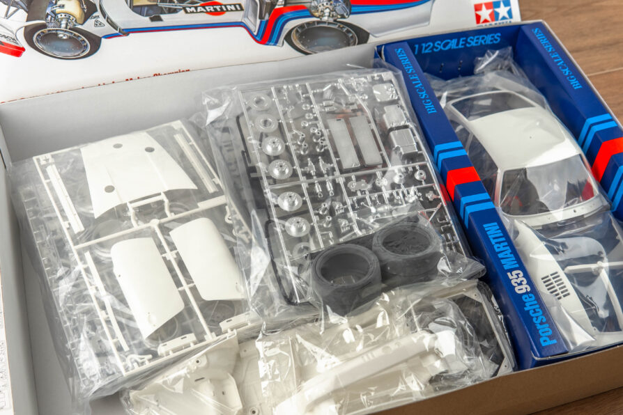 TAM12023U Tamiya 1/12 Porsche 935 Turbo Martini Championnat du Monde 1976 – Image 2