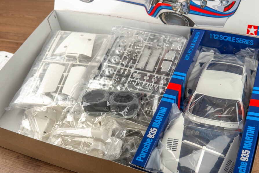 TAM12023U Tamiya 1/12 Porsche 935 Turbo Martini Championnat du Monde 1976 – Image 3