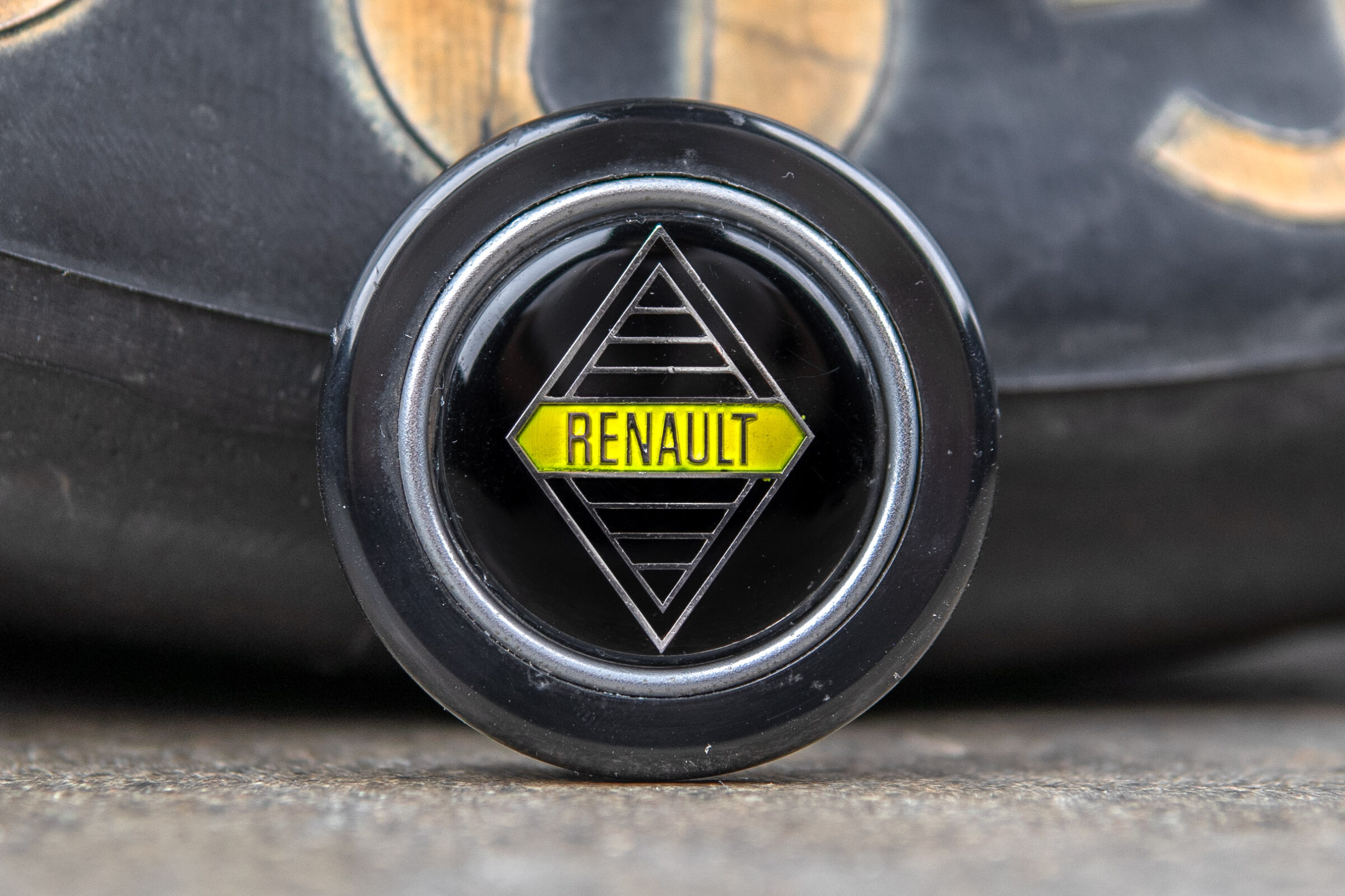 Bouton de klaxon MOMO des années 1970 Renault 4 / 6 / 8 / 12