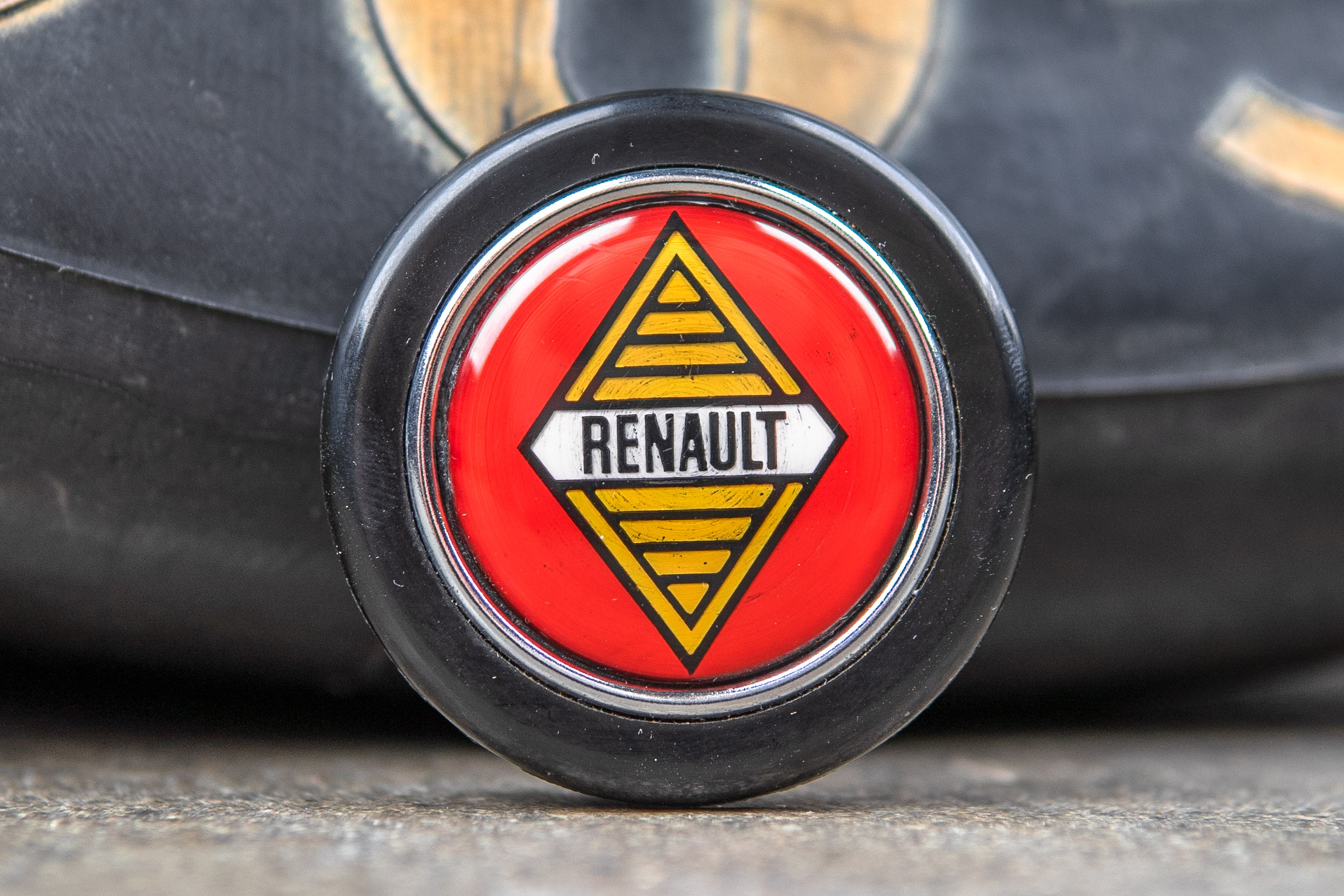 Bouton de klaxon MOMO des années 1970 Renault 4 / 6 / 8 / 12