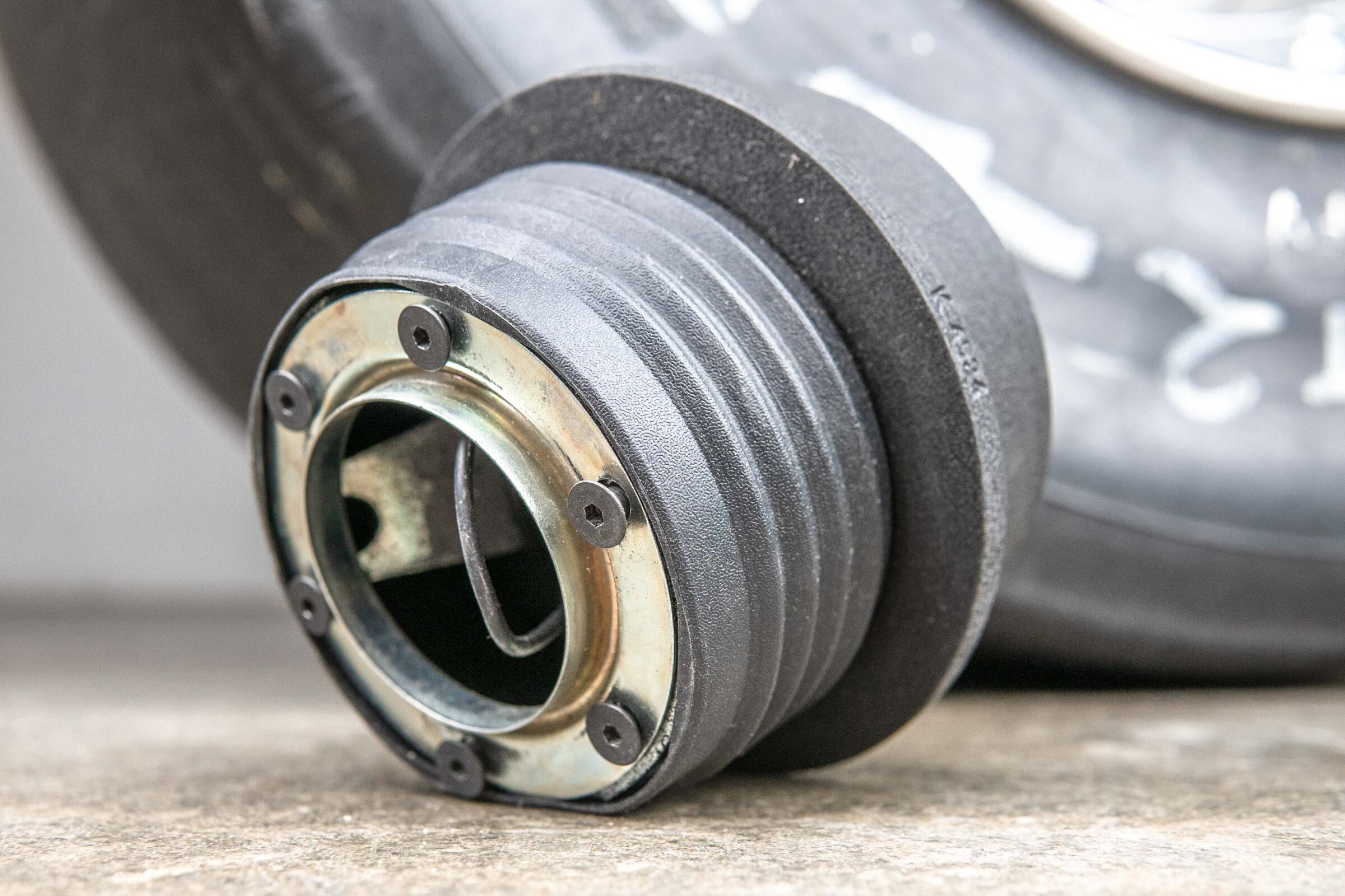 MOMO steering wheel hub (K 4524) Ford Escort / Orion / Scorpio - Image 2